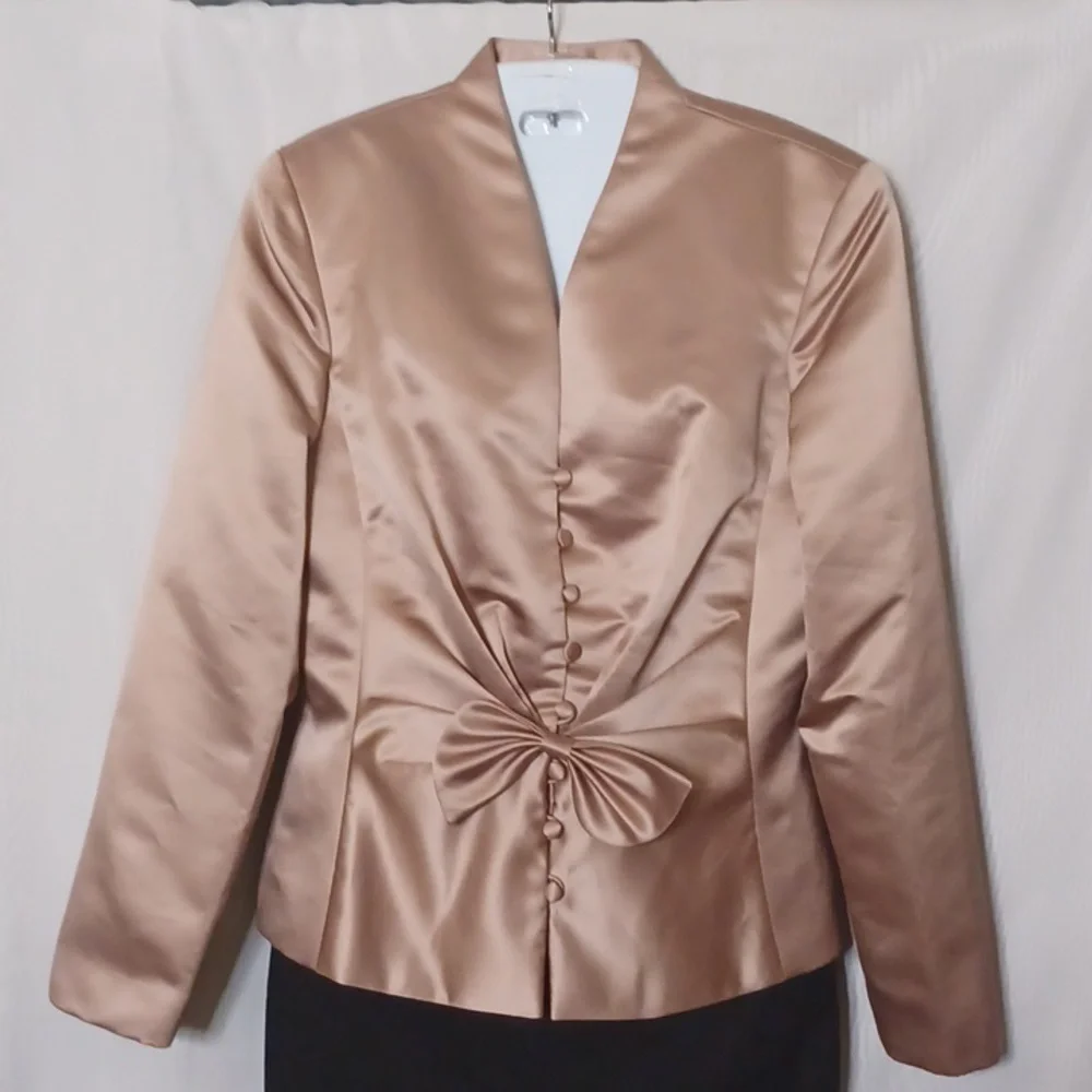 DONNA MORGAN Beige Satin Button Down Blouse With Pleats & Bow. Size 12 - Picture 2 of 10